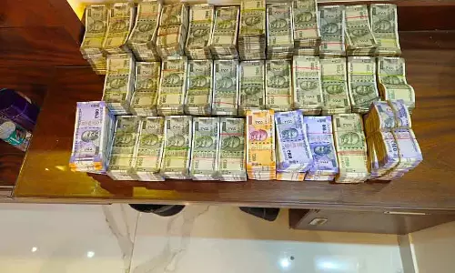 लोकायुक्त का छापा: क्रिस SE जनार्दन के घर से ₹1.70 करोड़ कैश मिला लोकायुक्त का छापा: क्रिस SE जनार्दन के घर से ₹1.70 करोड़ कैश मिला