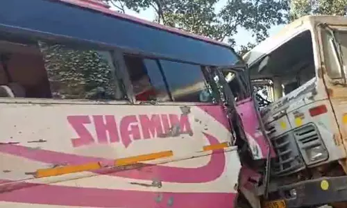 जशपुर में 24 यात्री घायल, बस और हाईवा की टक्कर होने पर मची चीखपुकार जशपुर में 24 यात्री घायल, बस और हाईवा की टक्कर होने पर मची चीखपुकार
