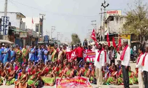 Tungaturthi में लेबर कानूनों और भारत-अमेरिका ट्रेड पैक्ट के खिलाफ लेफ्ट-सपोर्टेड प्रोटेस्ट देखने को मिले Tungaturthi में लेबर कानूनों और भारत-अमेरिका ट्रेड पैक्ट के खिलाफ लेफ्ट-सपोर्टेड प्रोटेस्ट देखने को मिले