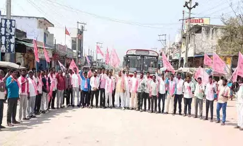 BRS कार्यकर्ताओं ने रायतु भरोसा फंड जारी करने के लिए तुंगतुर्थी में विरोध प्रदर्शन किया BRS कार्यकर्ताओं ने रायतु भरोसा फंड जारी करने के लिए तुंगतुर्थी में विरोध प्रदर्शन किया