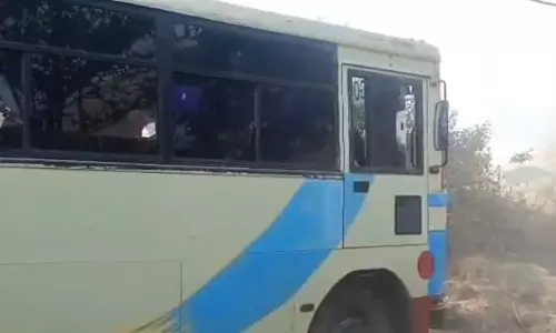 Raigarh में भारत बंद के बीच पुलिस बस का ब्रेक फेल, प्रदर्शनकारी बाल-बाल बचे Raigarh में भारत बंद के बीच पुलिस बस का ब्रेक फेल, प्रदर्शनकारी बाल-बाल बचे