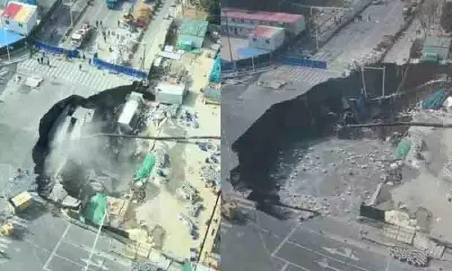 वीडियो में Shanghai की सड़क को एक बड़े सिंकहोल में डूबने से पहले के पल दिखाए गए वीडियो में Shanghai की सड़क को एक बड़े सिंकहोल में डूबने से पहले के पल दिखाए गए