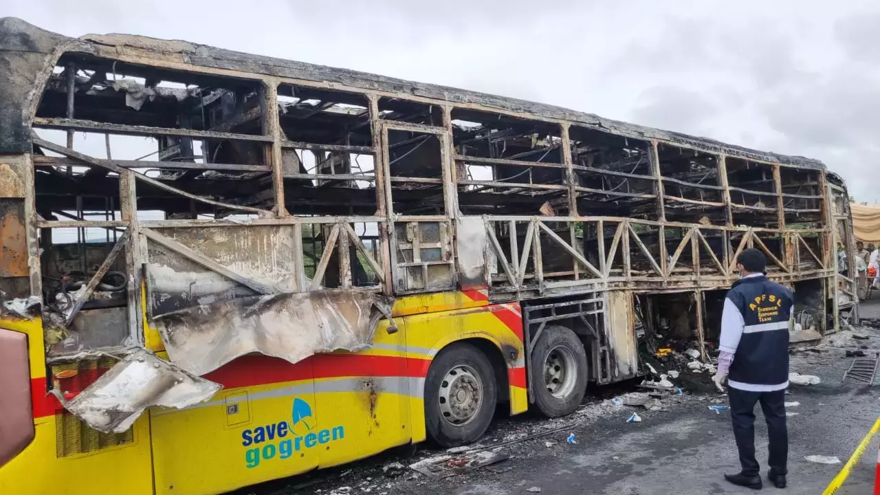 केंद्र ने जैसलमेर, Kurnool में बस आग हादसों पर संज्ञान लिया केंद्र ने जैसलमेर, Kurnool में बस आग हादसों पर संज्ञान लिया