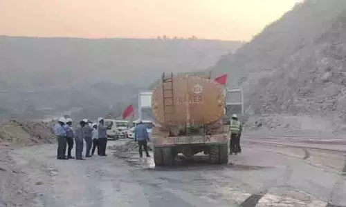 ऑल-पार्टी JAC लेबर यूनियन के नेता हड़ताल में हिस्सा ले रहे ऑल-पार्टी JAC लेबर यूनियन के नेता हड़ताल में हिस्सा ले रहे