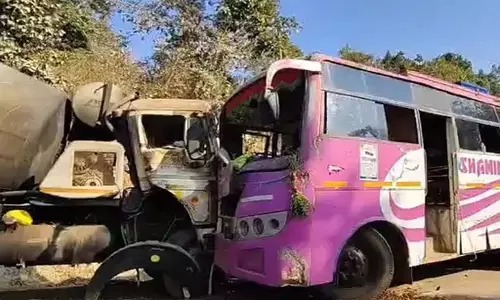 रौनीघाट में भीषण सड़क हादसा, बस और मिक्सर मशीन की टक्कर, कई यात्री घायल