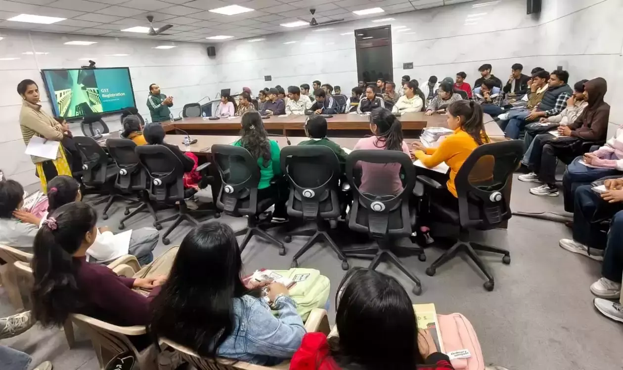 Hisar: दयानंद कॉलेज में टैक्स फाइलिंग प्रशिक्षण