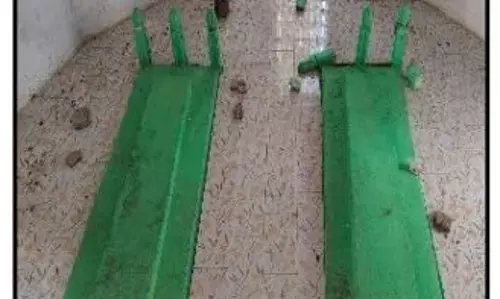 Farrukhabad: कर्बला मैदान में आगजनी, कब्रों को नुकसान Farrukhabad: कर्बला मैदान में आगजनी, कब्रों को नुकसान