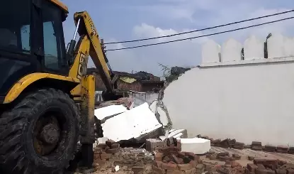 Sambhal: सरकारी जमीन पर मदरसा ढहाया गया Sambhal: सरकारी जमीन पर मदरसा ढहाया गया