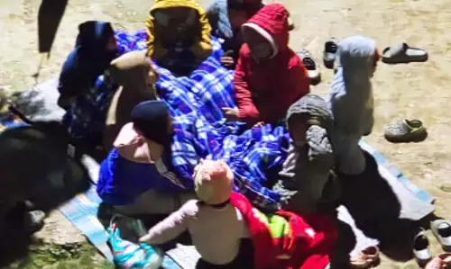 भूकंप के झटकों से पश्चिमी Sikkim जाग रहा है, लोग बाहर सुरक्षा की तलाश में भूकंप के झटकों से पश्चिमी Sikkim जाग रहा है, लोग बाहर सुरक्षा की तलाश में