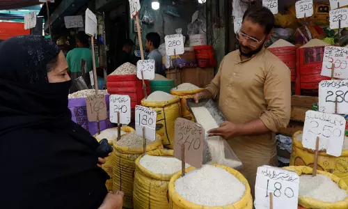 Lahore में खाद्य कीमतों पर लगाम लगाने के प्रयासों में हो रही कठिनाई से शासन की विफलता उजागर हुई Lahore में खाद्य कीमतों पर लगाम लगाने के प्रयासों में हो रही कठिनाई से शासन की विफलता उजागर हुई