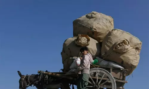 Afghanistan-ईरान व्यापार 5 अरब डॉलर पार, प्रांतीय अर्थव्यवस्थाओं को बढ़ावा Afghanistan-ईरान व्यापार 5 अरब डॉलर पार, प्रांतीय अर्थव्यवस्थाओं को बढ़ावा