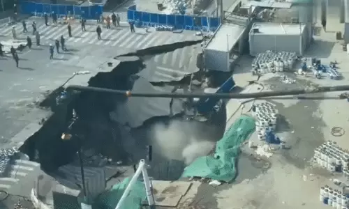 Shanghai Sinkhole अचानक ढहने से सड़क निगल गई Shanghai Sinkhole अचानक ढहने से सड़क निगल गई