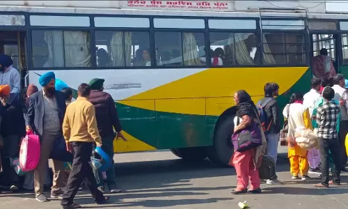 Amritsar: 80 रूटों पर बसें नहीं चलीं, बच्चों को खाना नहीं मिला Amritsar: 80 रूटों पर बसें नहीं चलीं, बच्चों को खाना नहीं मिला