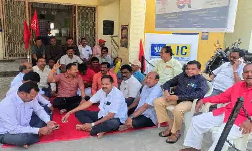देशव्यापी हड़ताल: नलगोंडा हेडक्वार्टर में LIC कर्मचारियों ने काम का बहिष्कार किया देशव्यापी हड़ताल: नलगोंडा हेडक्वार्टर में LIC कर्मचारियों ने काम का बहिष्कार किया