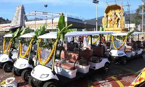 TTD को पांच बैटरी बग्गी दान की गईं TTD को पांच बैटरी बग्गी दान की गईं