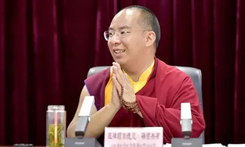 पेइचिंग में ली कानच्ये की पंचेन लामा से मुलाकात पेइचिंग में ली कानच्ये की पंचेन लामा से मुलाकात