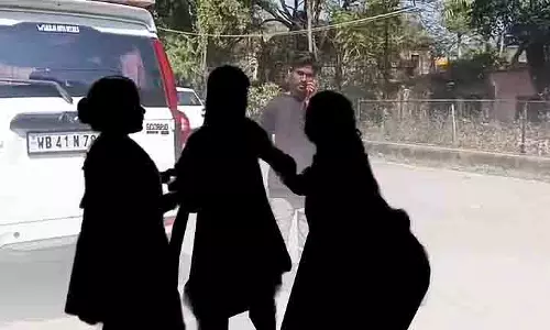 ससुराल और पिता के घर के बीच खींचतान में फंसा Student ससुराल और पिता के घर के बीच खींचतान में फंसा Student