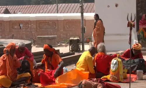 Nepal का प्रतिष्ठित पशुपतिनाथ मंदिर महाशिवरात्रि के लिए शैव संन्यासियों के आगमन से गुलजार