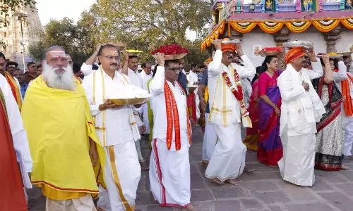श्रीशैलम मंदिर में Maha Shivaratri पर मुख्य देवताओं को सिल्क पट्टू भेंट श्रीशैलम मंदिर में Maha Shivaratri पर मुख्य देवताओं को सिल्क पट्टू भेंट