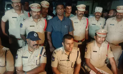 Hyderabad पुलिस ने अवैध गतिविधियों पर अंकुश लगाने के लिए व्यापक घेराबंदी और तलाशी अभियान चलाया Hyderabad पुलिस ने अवैध गतिविधियों पर अंकुश लगाने के लिए व्यापक घेराबंदी और तलाशी अभियान चलाया