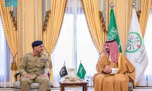 Saudi और पाकिस्तान के शीर्ष सैन्य अधिकारी ग्लोबल सुरक्षा बढ़ाने पर चर्चा Saudi और पाकिस्तान के शीर्ष सैन्य अधिकारी ग्लोबल सुरक्षा बढ़ाने पर चर्चा