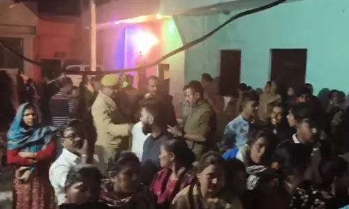 Cylinder Blast: किचन में गैस सिलेंडर फटा, परिवार के चार लोग झुलसे Cylinder Blast: किचन में गैस सिलेंडर फटा, परिवार के चार लोग झुलसे