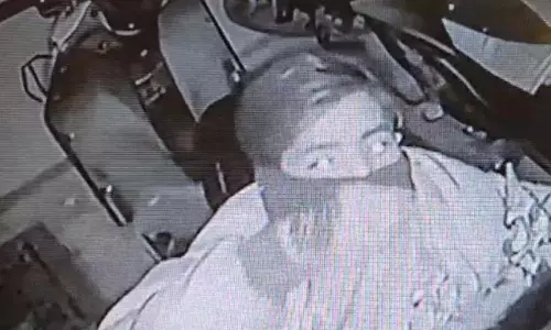 बेखौफ चोर ने प्रॉपर्टी डीलर के घर में चोरी की, CCTV में कैद हुई वारदात बेखौफ चोर ने प्रॉपर्टी डीलर के घर में चोरी की, CCTV में कैद हुई वारदात