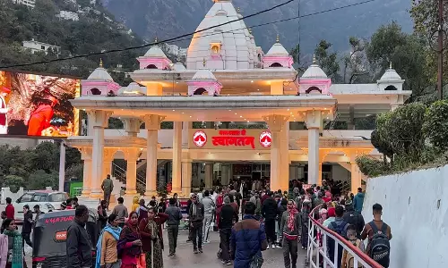 JK: कंटेंट क्रिएटर ने माता वैष्णो देवी भवन में फिल्मांकन किया, जांच जारी JK: कंटेंट क्रिएटर ने माता वैष्णो देवी भवन में फिल्मांकन किया, जांच जारी
