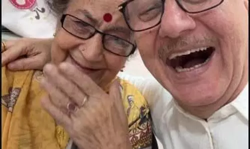 अनुपम खेर ने मां दुलारी के साथ शेयर किया मजेदार वीडियो, ट्रेंडिंग ऑडियो पर दिखाई जबरदस्त केमिस्ट्री अनुपम खेर ने मां दुलारी के साथ शेयर किया मजेदार वीडियो, ट्रेंडिंग ऑडियो पर दिखाई जबरदस्त केमिस्ट्री