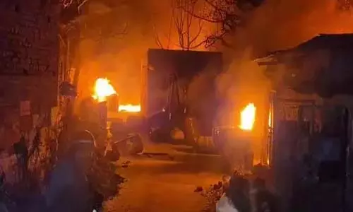 FIRE: पेंट फैक्ट्री में भीषण आग, दमकल की टीमें मौके पर