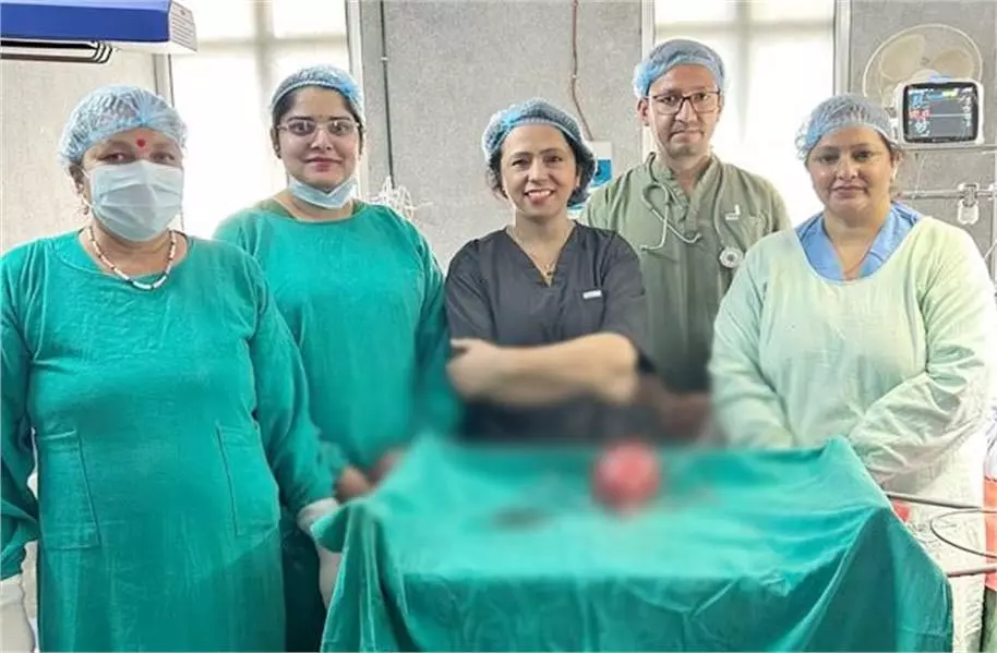 Himachal : घुमारवीं अस्पताल की मैडीकल टीम ने महिला के पेट से निकाली 1 किलो की रसौली Himachal : घुमारवीं अस्पताल की मैडीकल टीम ने महिला के पेट से निकाली 1 किलो की रसौली