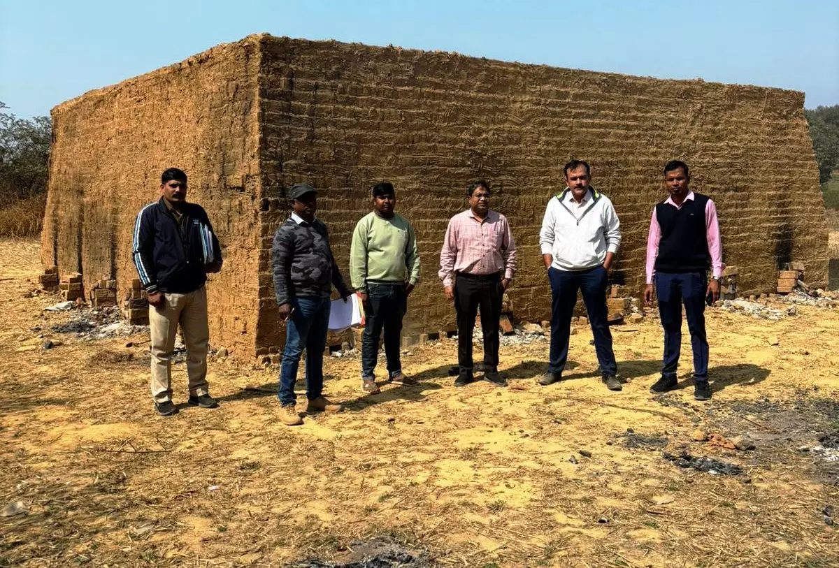 अवैध ईंट भट्ठे पर प्रशासन की कार्यवाही, ट्रैक्टर भी जब्त अवैध ईंट भट्ठे पर प्रशासन की कार्यवाही, ट्रैक्टर भी जब्त