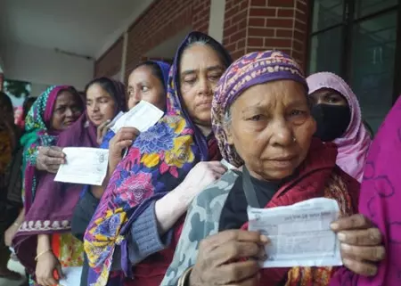 बांग्लादेश में 299 सीटों पर मतदान जारी, देशभर में लगभग 9,58,000 सुरक्षाकर्मी को तैनात बांग्लादेश में 299 सीटों पर मतदान जारी, देशभर में लगभग 9,58,000 सुरक्षाकर्मी को तैनात