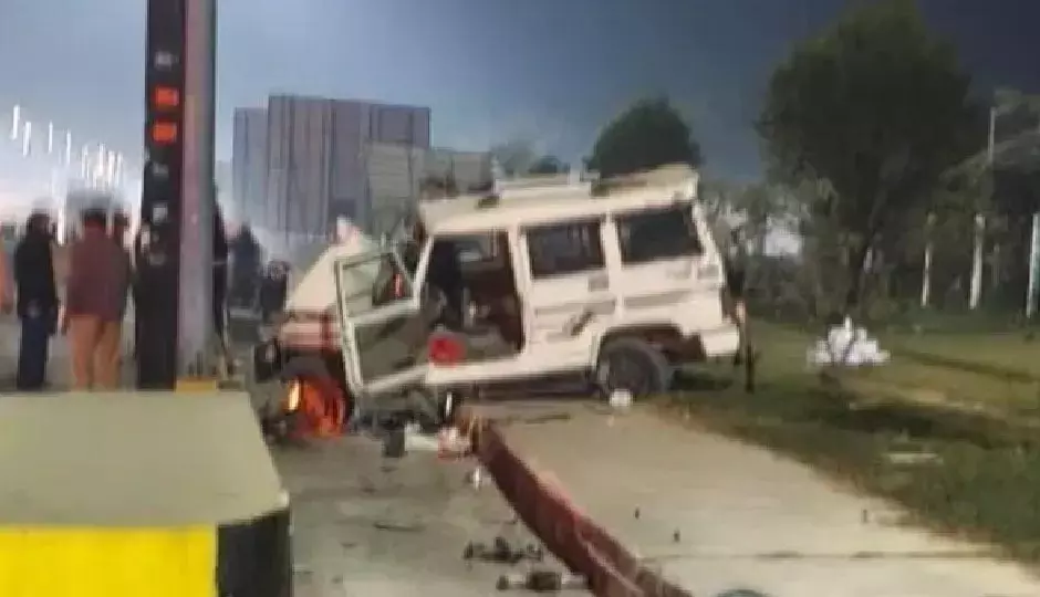 Gorakhpur: टोल प्लाजा के पास पलटी बोलेरो, दो युवकों की मौत, चार घायल Gorakhpur: टोल प्लाजा के पास पलटी बोलेरो, दो युवकों की मौत, चार घायल
