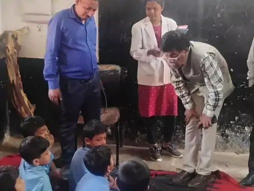 स्कूल में पत्ता गोभी सब्जी खाने से 24 बच्चे बीमार, स्वास्थ्य केंद्र में भर्ती कराया गया स्कूल में पत्ता गोभी सब्जी खाने से 24 बच्चे बीमार, स्वास्थ्य केंद्र में भर्ती कराया गया
