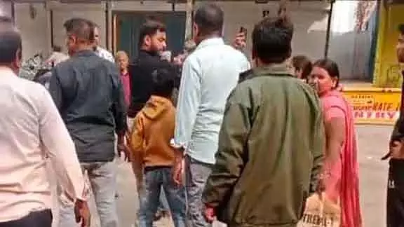 Indore : 22 साल की महिला ने पुलिस चौकी के बाहर ज़हर खाया Indore : 22 साल की महिला ने पुलिस चौकी के बाहर ज़हर खाया