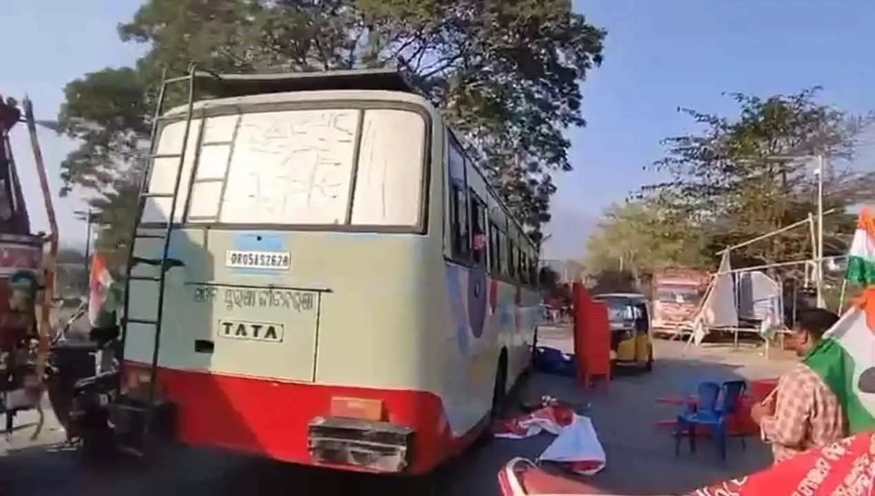 Bharat Bandh : ओडिशा के रायगढ़ में पुलिस की गाड़ी का ब्रेक फेल होने से प्रदर्शनकारी बाल-बाल बचे Bharat Bandh : ओडिशा के रायगढ़ में पुलिस की गाड़ी का ब्रेक फेल होने से प्रदर्शनकारी बाल-बाल बचे