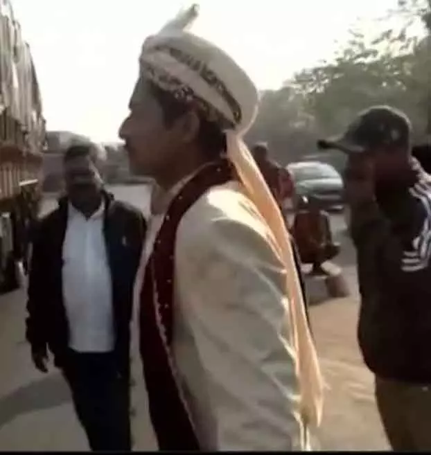 Odisha : भारत बंद के दौरान भुवनेश्वर में ट्रैफिक जाम में फंसा दूल्हा Odisha : भारत बंद के दौरान भुवनेश्वर में ट्रैफिक जाम में फंसा दूल्हा
