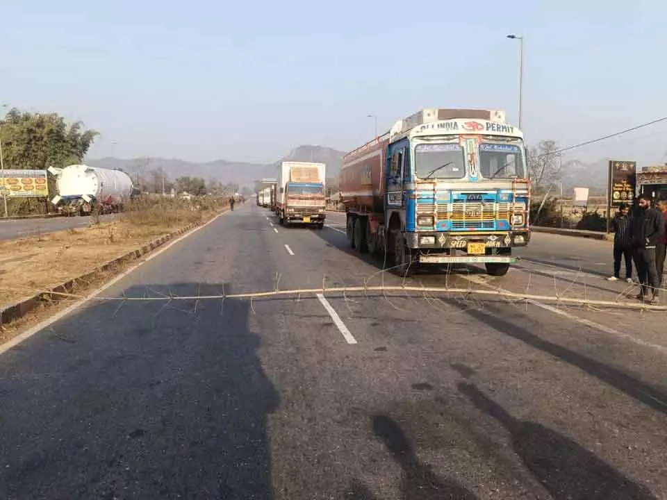 Odisha में भारत बंद का असर: सेंट्रल ट्रेड यूनियनों की हड़ताल से आम जनजीवन प्रभावित Odisha में भारत बंद का असर: सेंट्रल ट्रेड यूनियनों की हड़ताल से आम जनजीवन प्रभावित