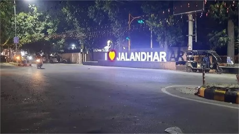 Jalandhar: Model Town गुरुद्वारे के पास रातों-रात गायब हुआ विरासती पेड़, छिड़ा नया विवाद Jalandhar: Model Town गुरुद्वारे के पास रातों-रात गायब हुआ विरासती पेड़, छिड़ा नया विवाद