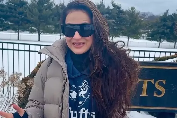 Ameesha Patel ने ग्रेजुएशन के बाद पहली बार अल्मा मेटर का दौरा किया Ameesha Patel ने ग्रेजुएशन के बाद पहली बार अल्मा मेटर का दौरा किया