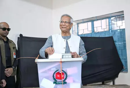 ढाका में यूनुस ने डाला वोट, चुनाव को ‘नए बांग्लादेश का जन्मदिन’ बताया ढाका में यूनुस ने डाला वोट, चुनाव को ‘नए बांग्लादेश का जन्मदिन’ बताया