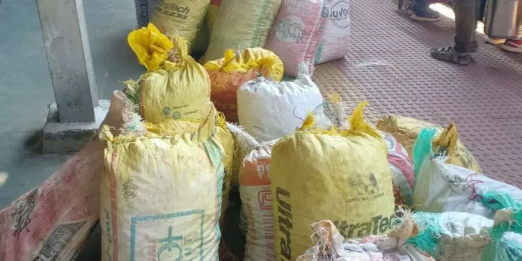 Odisha: बेर तस्करों ने रेलवे की चुप्पी के बीच जमकर लूटपाट की Odisha: बेर तस्करों ने रेलवे की चुप्पी के बीच जमकर लूटपाट की