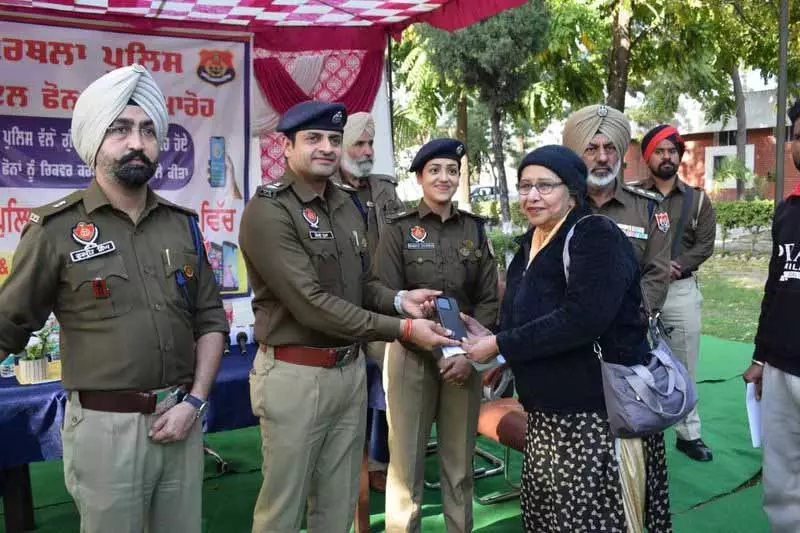 Police ने 56 लाख रुपये कीमत के 250 खोए और चोरी हुए मोबाइल फोन बरामद किए Police ने 56 लाख रुपये कीमत के 250 खोए और चोरी हुए मोबाइल फोन बरामद किए