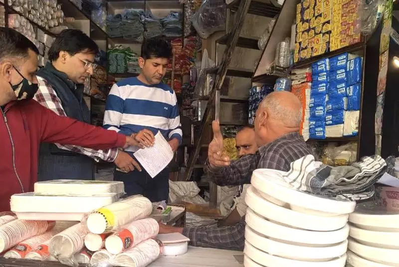 Haryana के रोहतक में बैन पॉलीथीन का इस्तेमाल 3 साल में सिर्फ 406 दुकानदारों पर जुर्माना Haryana के रोहतक में बैन पॉलीथीन का इस्तेमाल 3 साल में सिर्फ 406 दुकानदारों पर जुर्माना