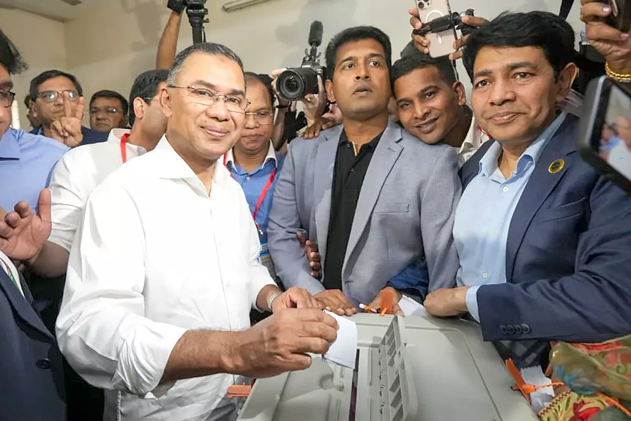 पैसा, ताकत और हंगामा: बांग्लादेश चुनाव की उथल-पुथल भरी शुरुआत पैसा, ताकत और हंगामा: बांग्लादेश चुनाव की उथल-पुथल भरी शुरुआत