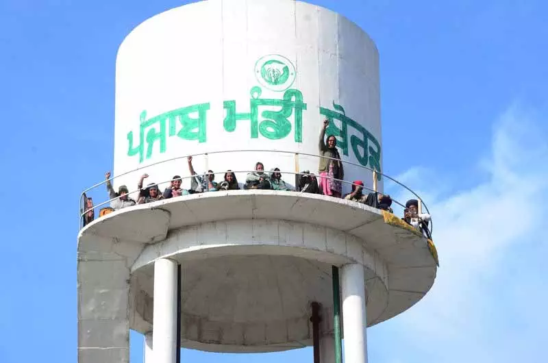 आश्वासन के बाद Latifpura के प्रदर्शनकारी पानी की टंकी से नीचे उतरे आश्वासन के बाद Latifpura के प्रदर्शनकारी पानी की टंकी से नीचे उतरे