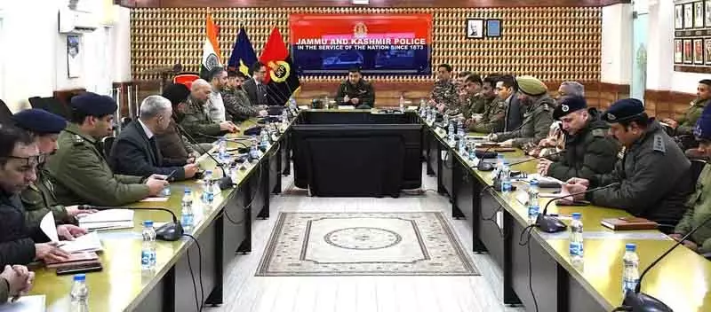 IGP Kashmir ने सिक्योरिटी रिव्यू मीटिंग में इंटेलिजेंस को मजबूत करने की अपील की IGP Kashmir ने सिक्योरिटी रिव्यू मीटिंग में इंटेलिजेंस को मजबूत करने की अपील की