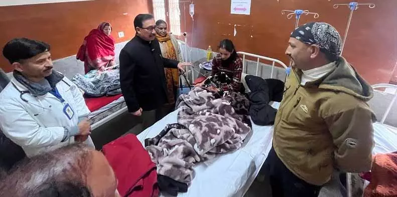 सुलह MLA विपिन परमार ने डायरिया के मरीजों से मुलाकात की सुलह MLA विपिन परमार ने डायरिया के मरीजों से मुलाकात की