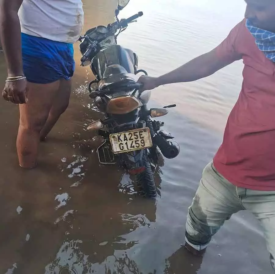 River में 3 बाइक मिलीं; सबूत मिटाने के लिए फेंके जाने का शक River में 3 बाइक मिलीं; सबूत मिटाने के लिए फेंके जाने का शक